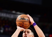 开云体育官方网站-江苏队险胜76人，布克点燃赛场