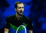 开云在线直播-澳网鏖战拉沃尔杯，梅德韦杰夫扛起全队