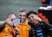 开云体育下载-包含迈凯伦鏖战索伯车队，诺里斯统治全场的词条