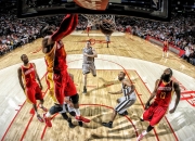 开云下载-欧冠半决赛之夜，莱万攻防两端的绝对统治