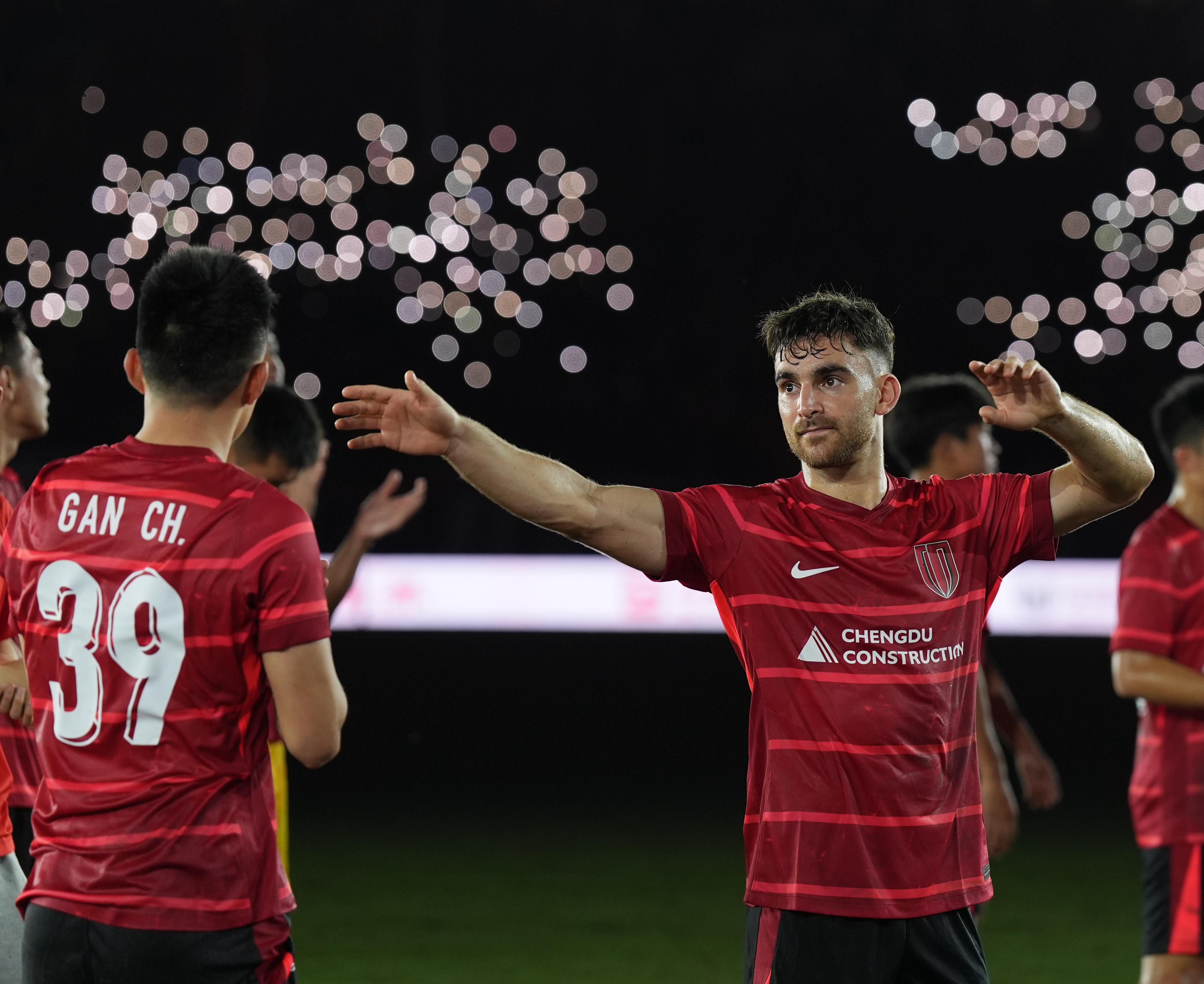 关于曼城功勋球员正商讨续约合同，球迷期待的信息