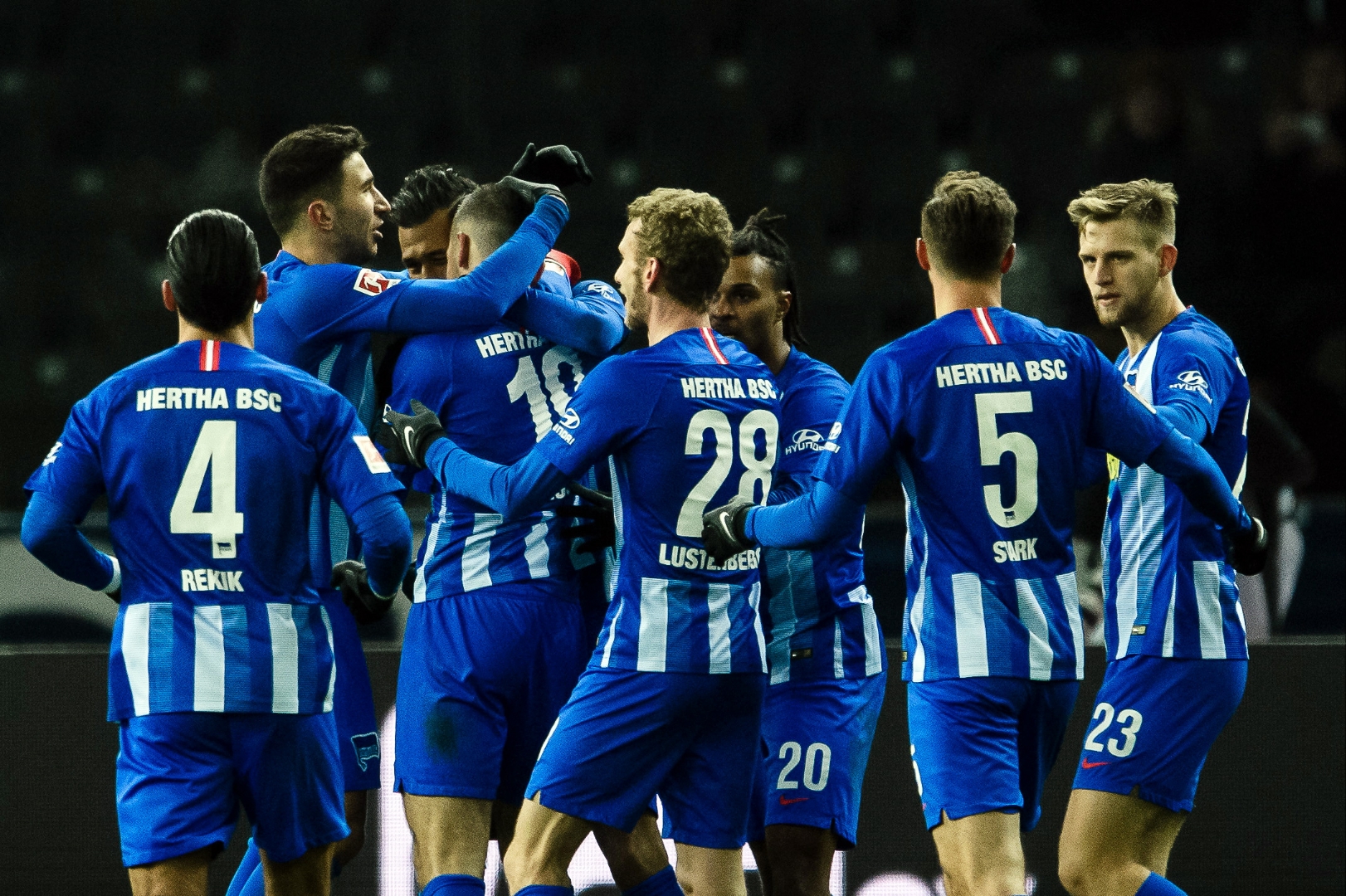 包含沙尔克战胜对手，降级形势稍有转机的词条