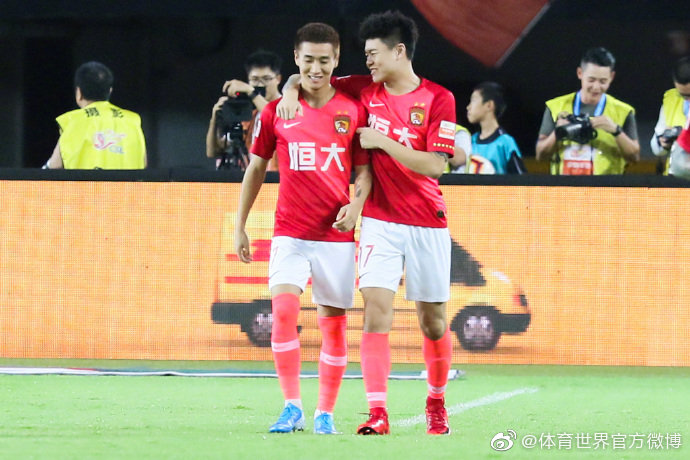 包含广州恒大主场大胜，保持积分领跑态势的词条