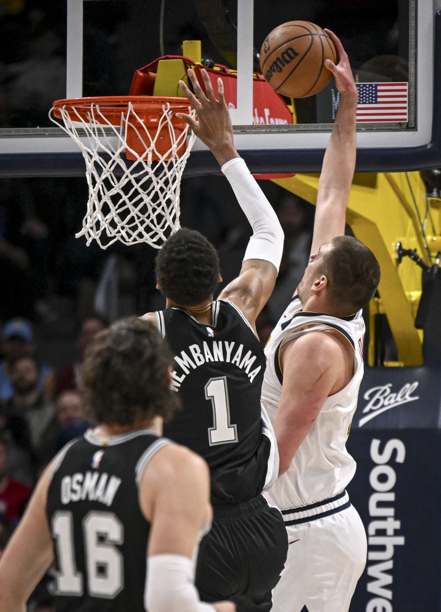 雄鹿擒马刺，字母哥霸气砍下分的简单介绍