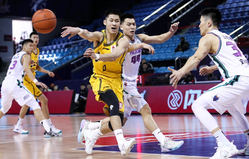 江苏男篮双外援遭禁赛，全华班取胜