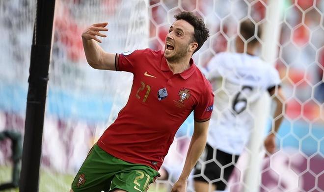 拉瓦乌获得宝贵三分，晋级淘汰赛