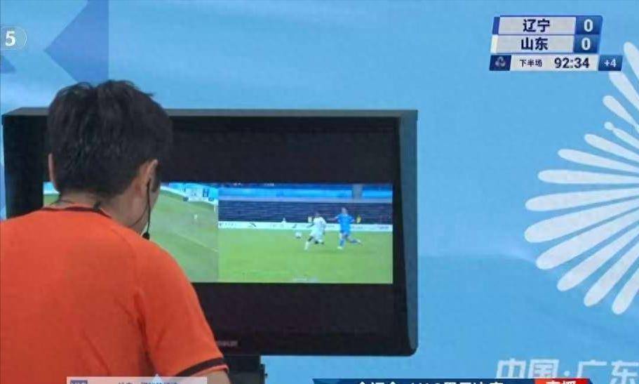 比赛中出现犯规事件，裁判执法失误成焦点