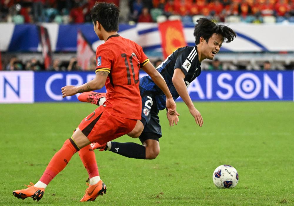 足球盛会：场上球员奋力拼搏的简单介绍