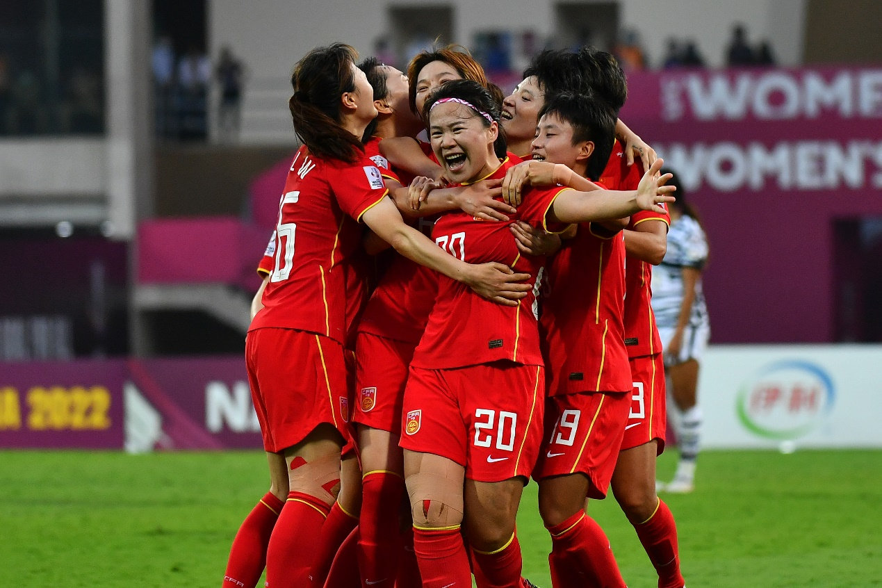 争霸赛：女子足球队精彩对决的简单介绍