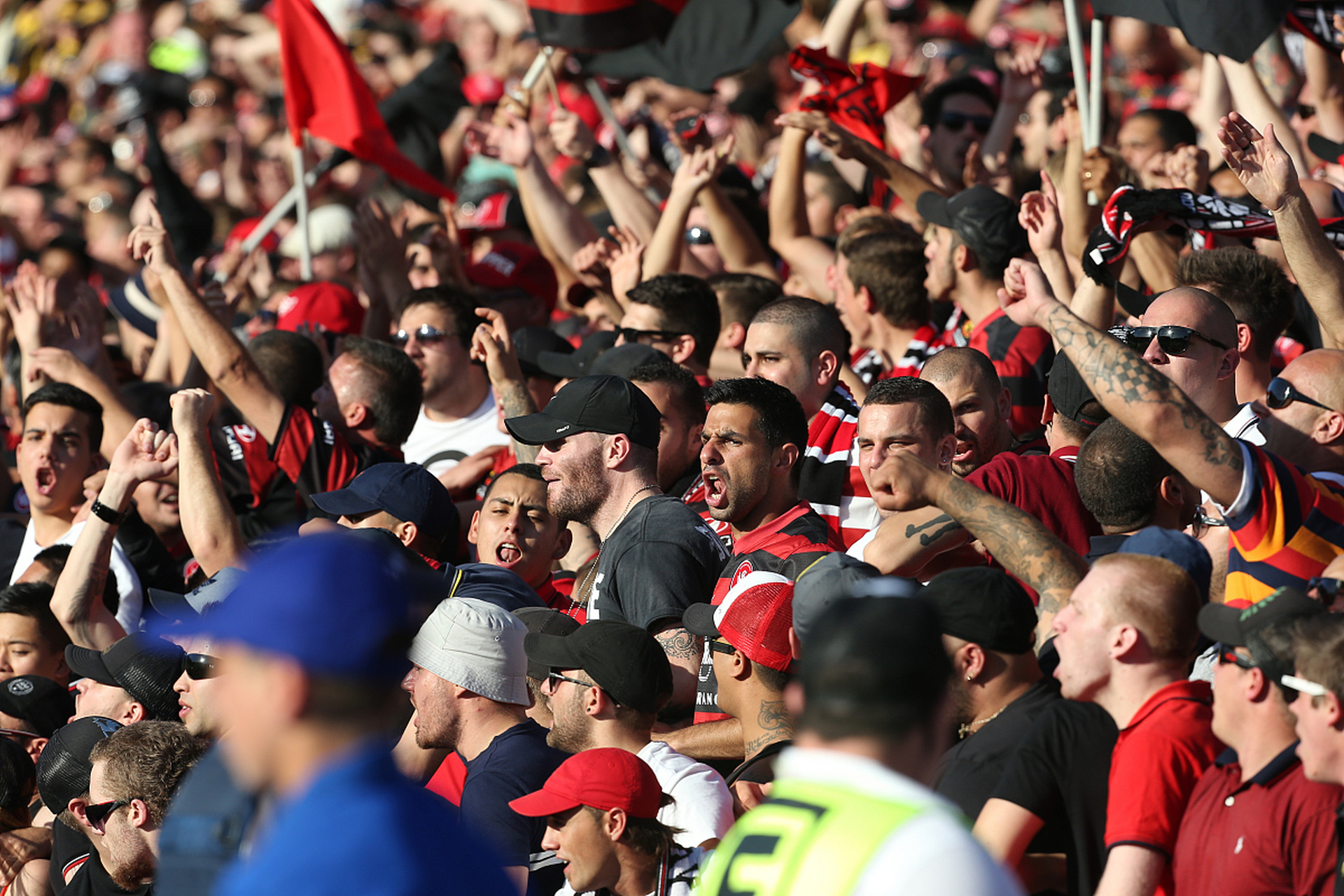 切尔西球员庆祝胜利，球迷欢呼助威的简单介绍