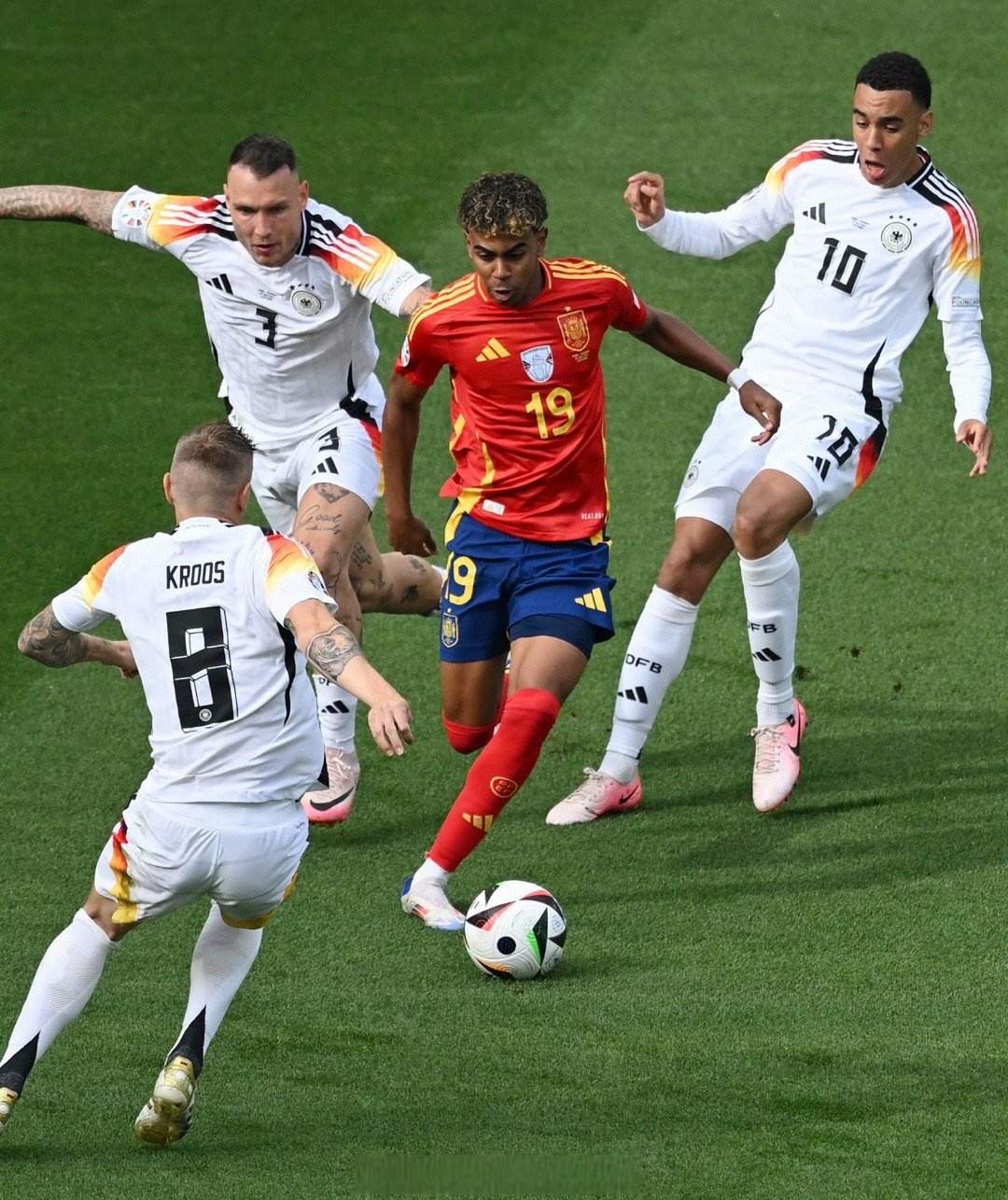 包含世界网球队力克西班牙网球队，费德勒制霸全场的词条