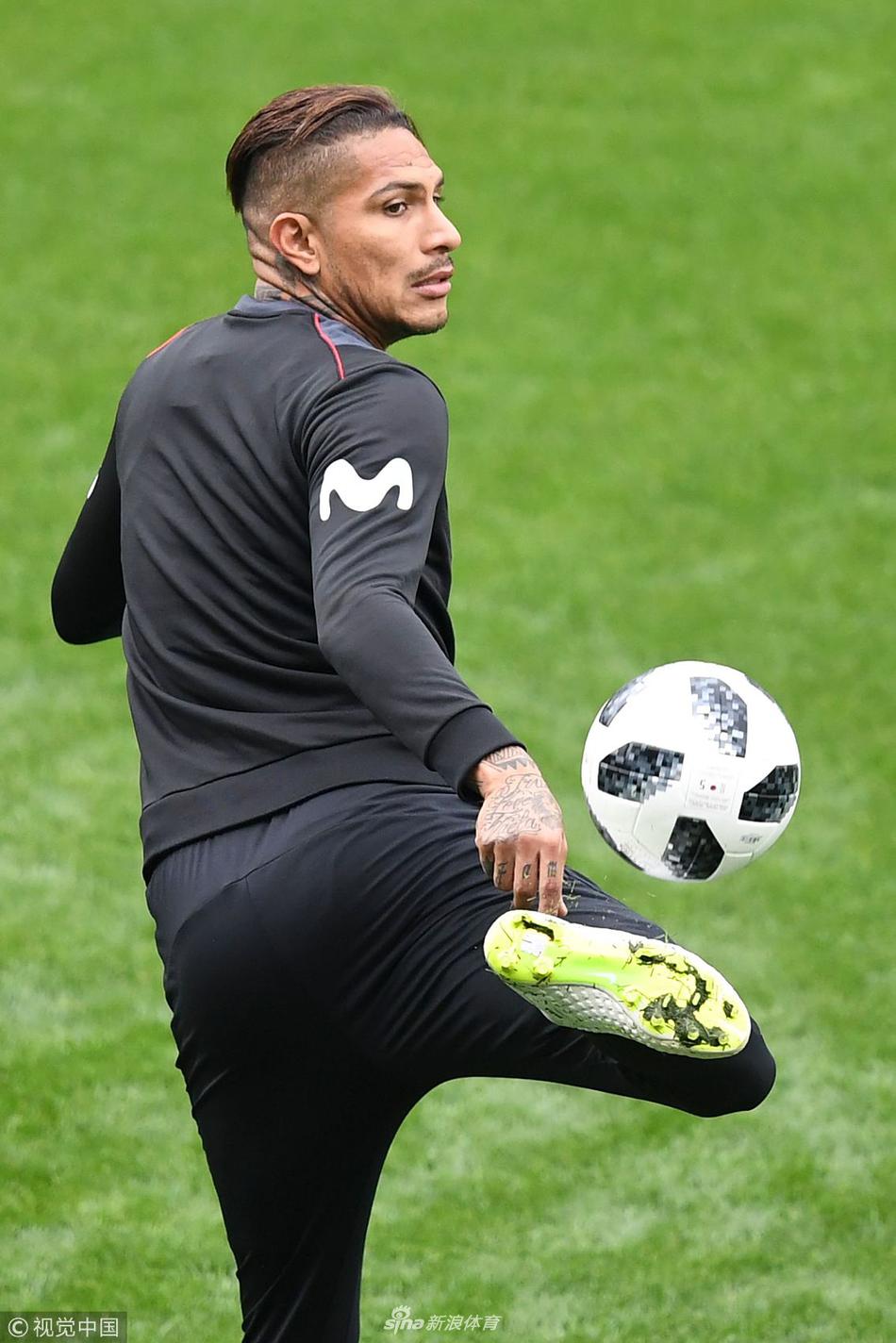 包含库尔索球迷热情庆祝，呐喊声响彻全场的词条