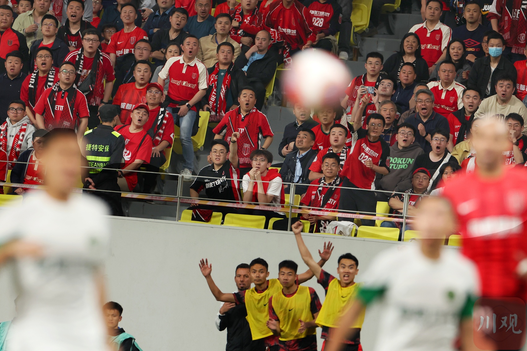 包含库尔索球迷热情庆祝，呐喊声响彻全场的词条