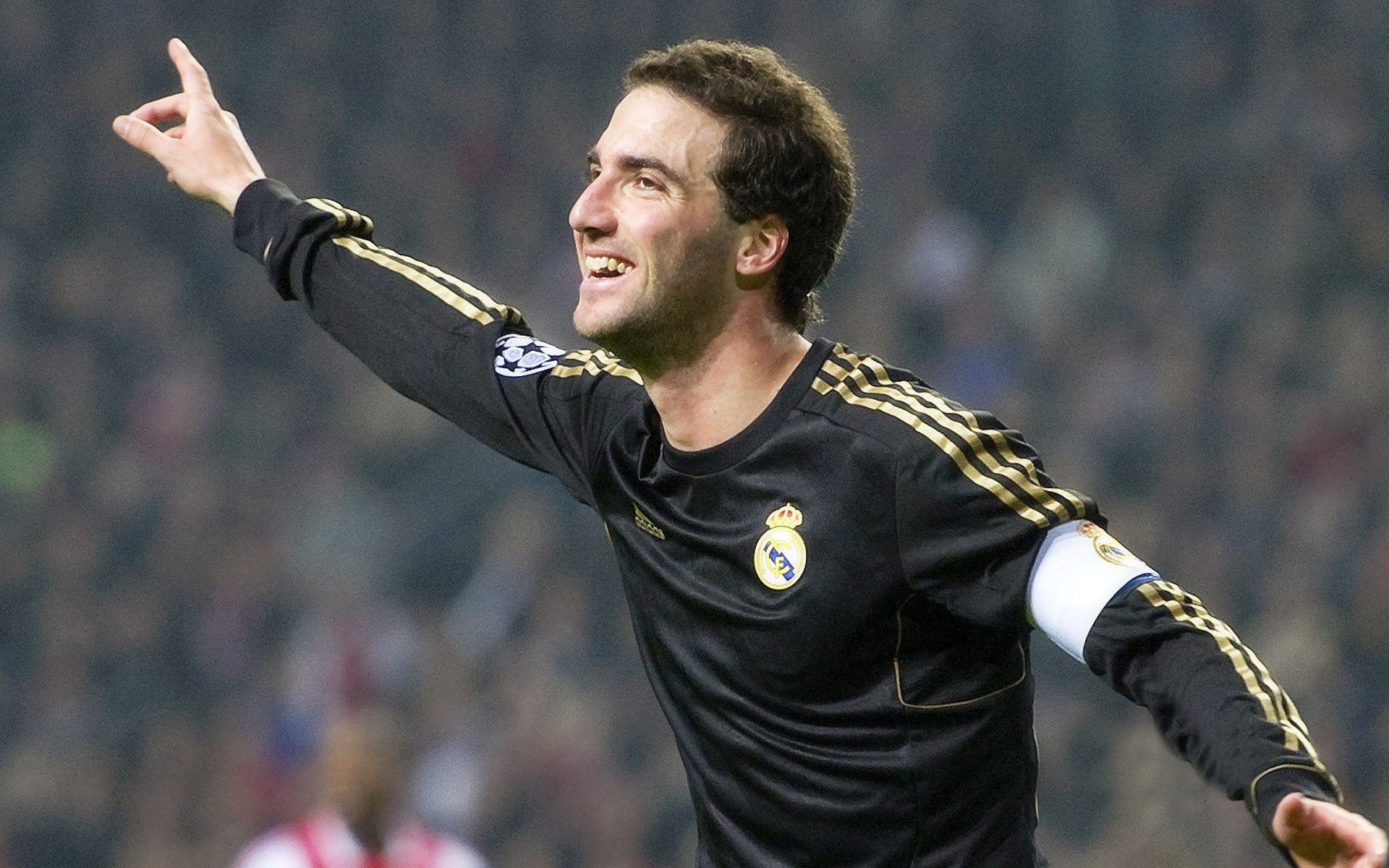 皇马对阵中国，楚阿梅尼里程碑之夜，见证足球的全球共鸣